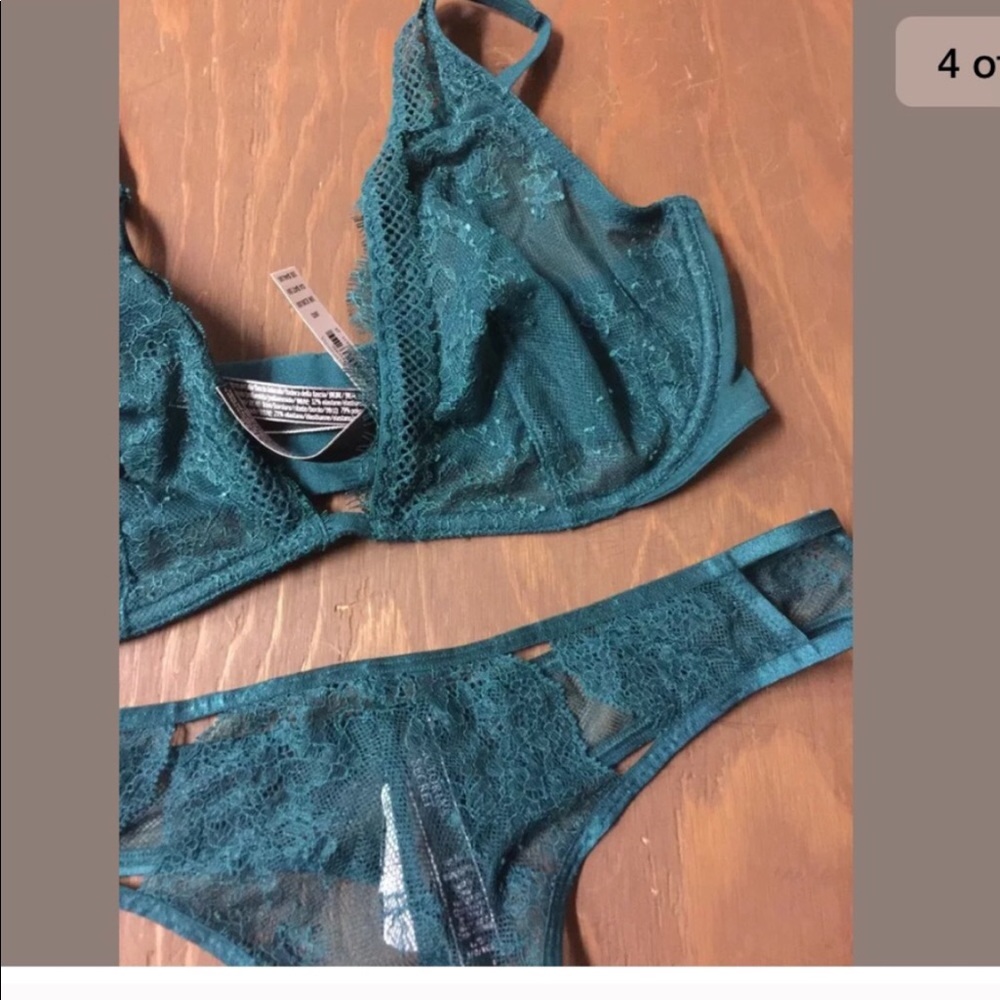 Victoria’s Secret Unlined Plunge Bra thong Set - Picture 5 of 5